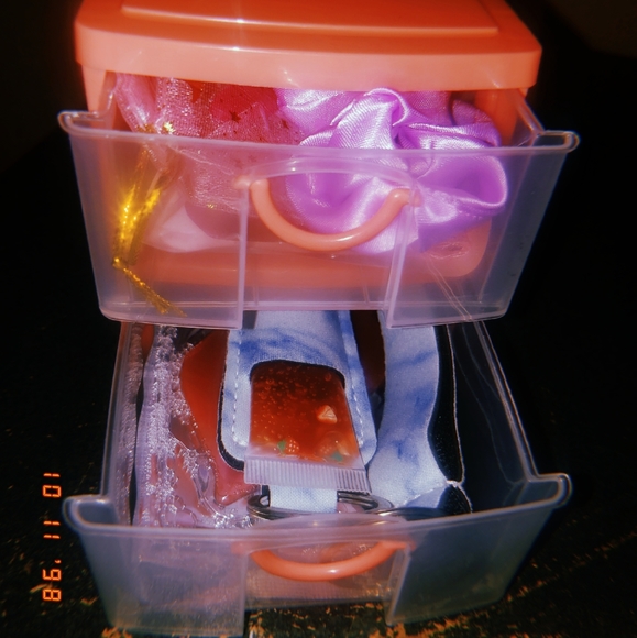 Mini beauty container, filled with products!! - Picture 2 of 7